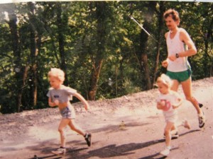 kids running race with dad