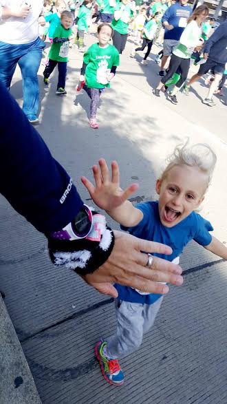 high five during kids marathon